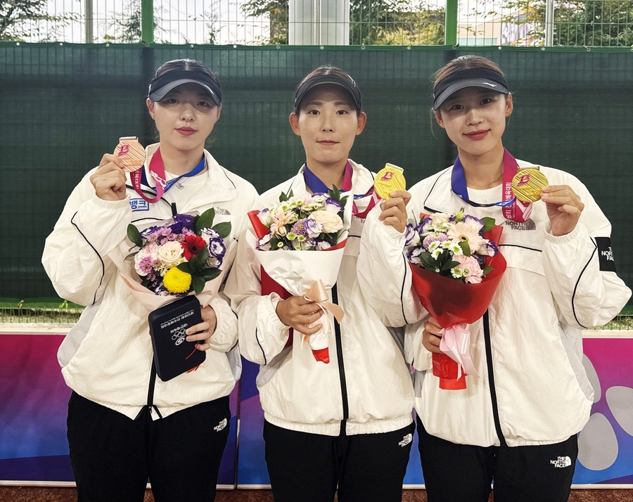 ▲ iM뱅크(아이엠뱅크, 은행장 황병우)는 소속 여자 소프트테니스팀이 제106회 전국체육대회에서 개인복식 금메달, 개인단식 동메달 수상의 영광을 안았다(김민주 정다은 김한설 선수).ⓒiM뱅크