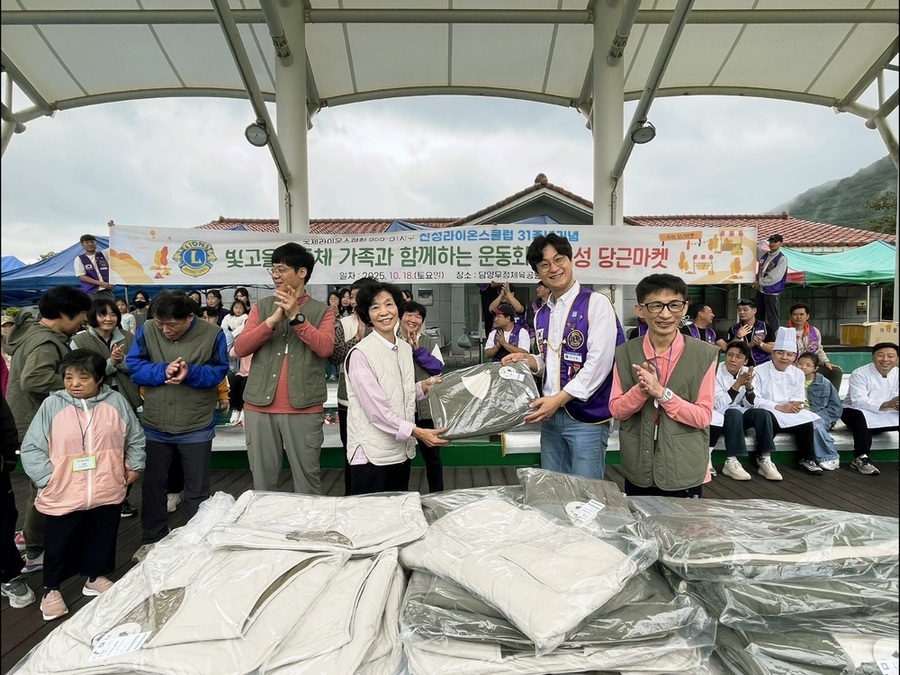 ▲ 김지흠 진성라이온스클럽 회장(오른쪽)이 박정숙 빛고을 공동체 원장(왼쪽)에게 자켓을 전달했다.ⓒ국제라이온스협회 355-B1지구 진성라이온스클럽 제공