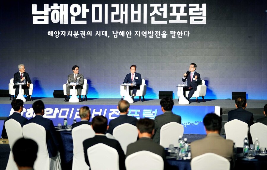 ▲ 김영록 전라남도지사가 20일 부산 벡스코 컨벤션홀에서 열린 ‘2025 남해안 미래비전 포럼’에 참석해 박형준 부산시장, 박완수 경남도지사와 남해안권 발전 비전 및 지역 현안 등에 대한 정책토크를 하고 있다.ⓒ전라남도 제공