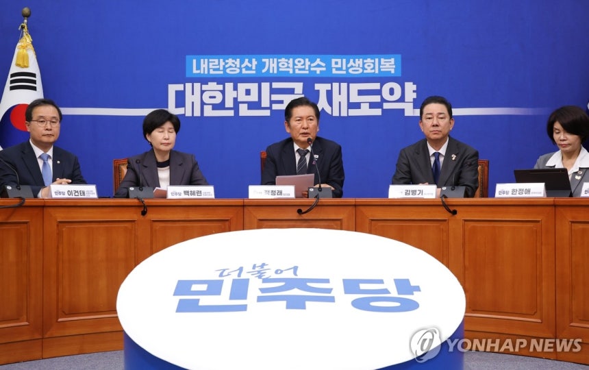 ▲ 더불어민주당이 현재 14명인 대법관을 26명으로 늘리는 사법개혁안을 발표했다. 개혁안이 통과될 경우 이재명 대통령은 임기 동안 최대 22명의 대법관을 임명하게 된다. 민주당 사법개혁특별위원회는 20일 오후 국회에서 기자회견을 열고 대법관 증원을 골자로한 5대 사법개혁 과제를 공개했다.더불어민주당 정청래 대표가 20일 서울 여의도 국회에서 열린 사법개혁특별위원회 사법개혁안 발표에 참석해 발언하고 있다.ⓒ연합뉴스