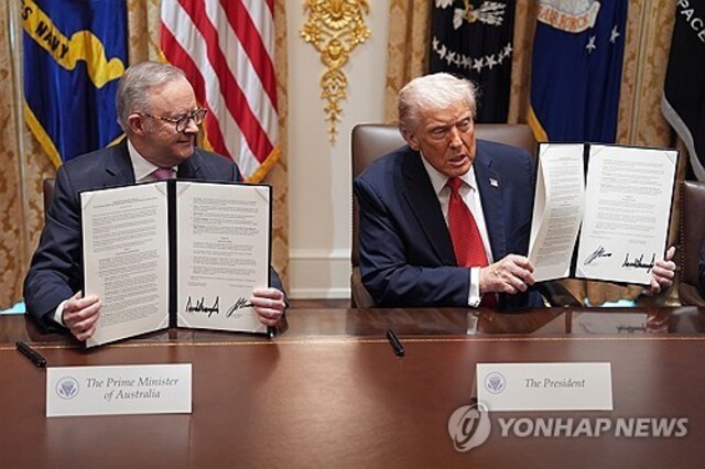 ▲ 도널드 트럼프 미국 대통령이 20일(현지시각) 워싱턴 D.C. 백악관에서 앤서니 앨버니즈 호주 총리와의 정상회담을 갖고 '핵심 광물 및 희토류의 안정적 공급망 확보를 위한 미-호주 프레임워크'에 공동 서명했다. 출처=APⓒ연합뉴스