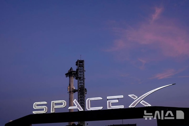 ▲ 미국 텍사스 보카치카 스타베이스에서 스페이스X의 초대형 로켓 스타십이 6차 시험 발사를 준비하고 있다. 241118 AP/뉴시스. ⓒ뉴시스