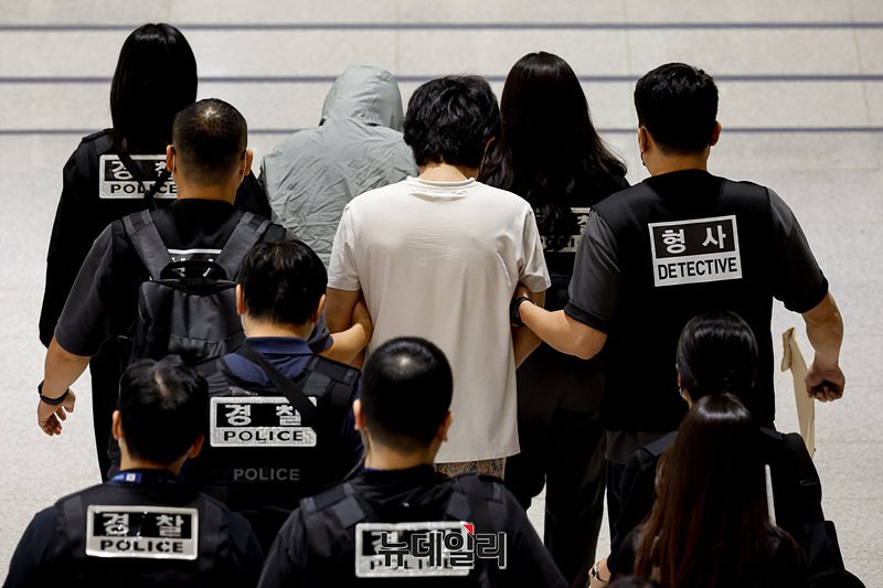 ▲ 캄보디아에서 보이스피싱 등 범죄에 가담했다가 현지 경찰 조사를 받고 이민 당국에 구금됐던 한국인 64명이 18일 오전 인천국제공항 제2여객터미널을 통해 송환되고 있다. ⓒ인천=서성진 기자