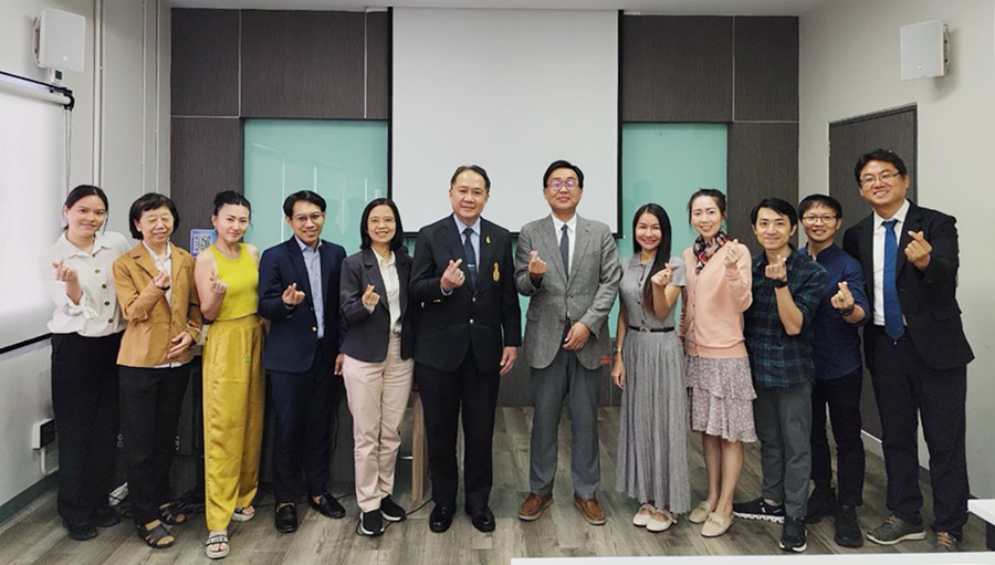 ▲ 대구한의대 관계자들이 기념촬영을 하고 있다.ⓒ대구한의대