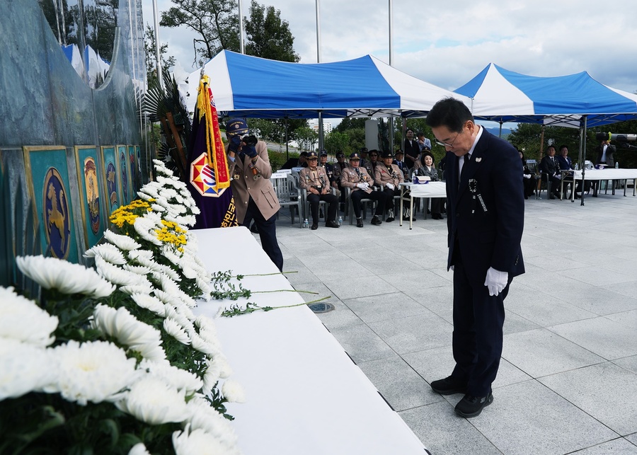 ▲ 최기문 영천시장이 20일 월남전참전 제61주년 추모식에서 참배를 하고 있다.ⓒ영천시