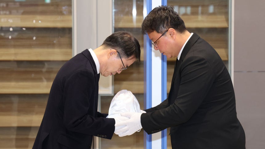 ▲ 캄보디아 범죄 단지에서 고문 후 살해된 20대 대학생 박모씨의 유해가 21일 인천국제공항을 통해 송환돼 안중만 경북경찰청 형사기동대장에게 전달되고 있다. ⓒ연합뉴스