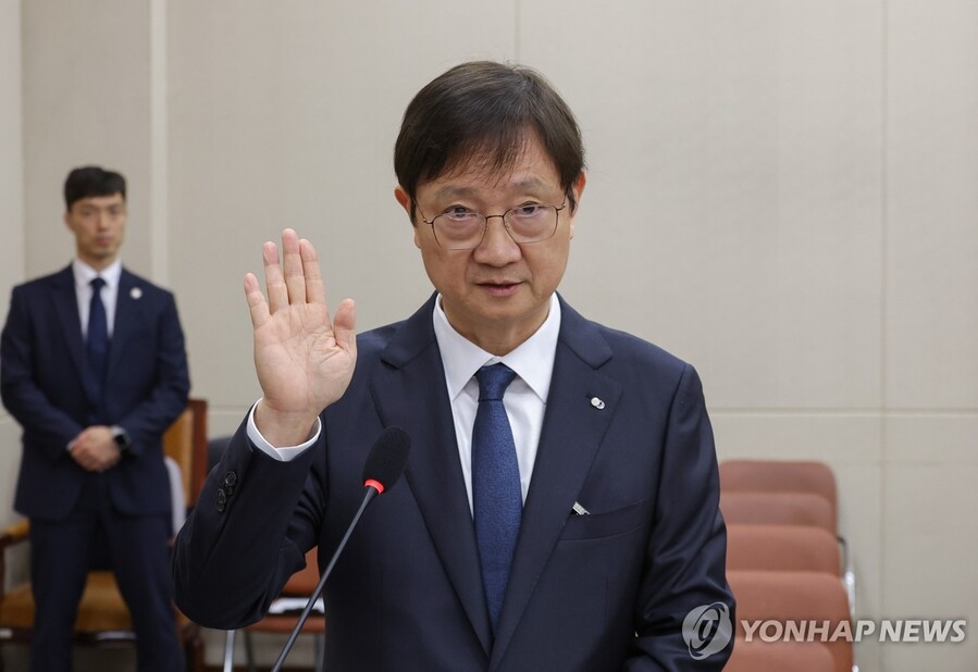 ▲ 이찬진 금융감독원장이 21일 서울 여의도 국회에서 열린 2025년도 정무위원회 국정감사에 출석해 증인 선서를 하고 있다. ⓒ연합뉴스