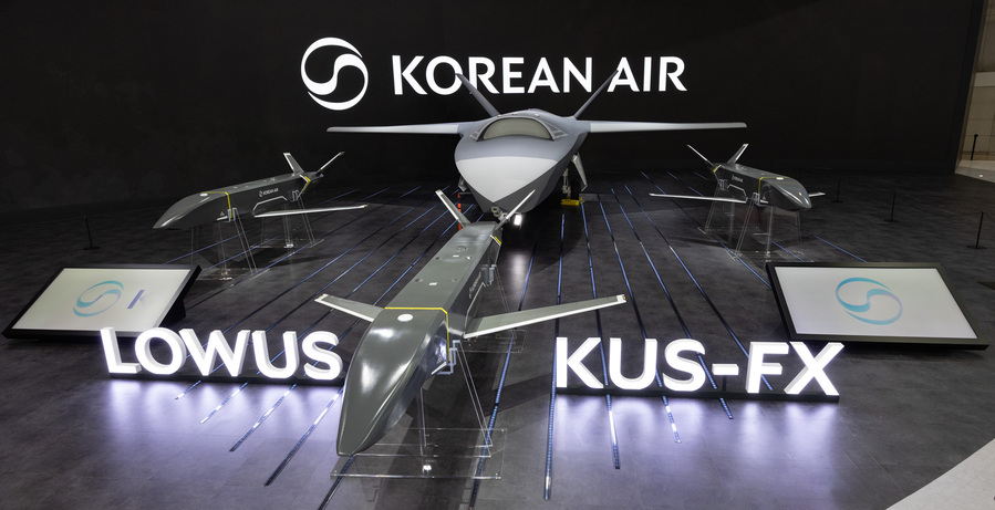 ▲ 대한항공은 ADEX 2025에서 저피탐 무인편대기(LOWUS), 중형 타격 무인기(Loitering Munition), 소형 협동 무인기(KUS-FX) 등 3종을 최초 공개했다 ⓒ대한항공