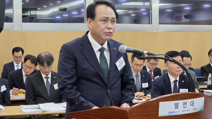 ▲ 21일 대전광역시 동구 한국철도공사에서 열린 국회 국토교통위원회 국정감사에서 정정래 한국철도공사(코레일) 사장대행이 사업 보고를 하고 있다. ⓒ뉴시스