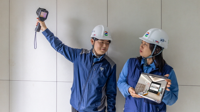 ▲ GS건설이 개발한 '하자 예방 플랫폼'을 활용해 시공중인 현장 직원에게 주요 하자 유형에 대해 설명하고 있다.ⓒGS건설