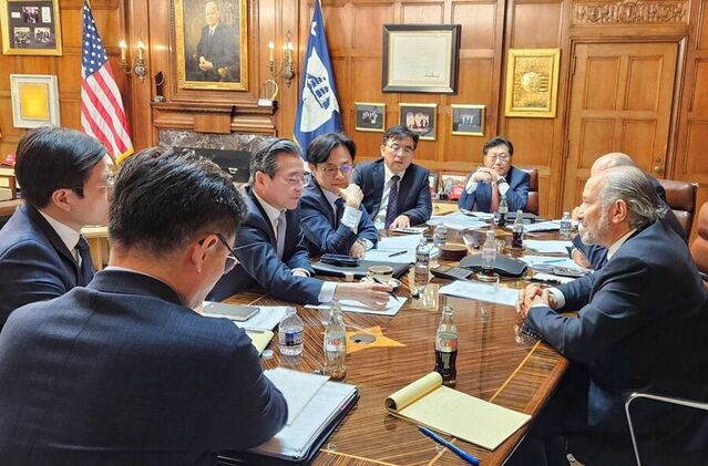 ▲ 김정관 산업통상부 장관과 김용범 대통령실 정책실장이 지난 16일(현지 시간) 미국 워싱턴 D.C. 상무부 회의실에서 하워드 러트닉(Howard Lutnick) 상무부 장관과 면담을 갖고, 한미 관세협상 현안 등을 논의하고 있다. ⓒ뉴시스