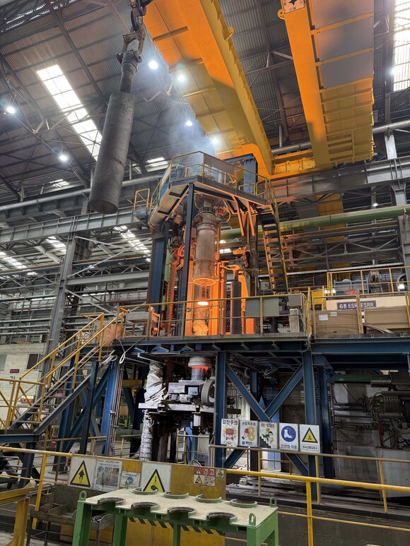 ▲ 최고 수준의 특수합금 청정도를 위해 불순물을 재차 걸러내는 ESR 공정이 진행되고 있다. ⓒ세아창원특수강