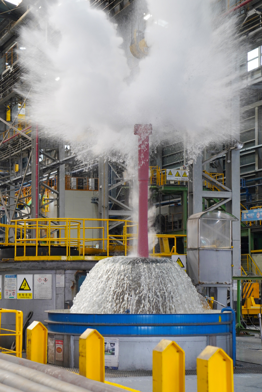 ▲ 포신 제품을 약900도까지 가열해서 물로 상온까지 냉각하는 퀜칭 열처리 작업이 진행되고 있다. ⓒ세아창원특수강