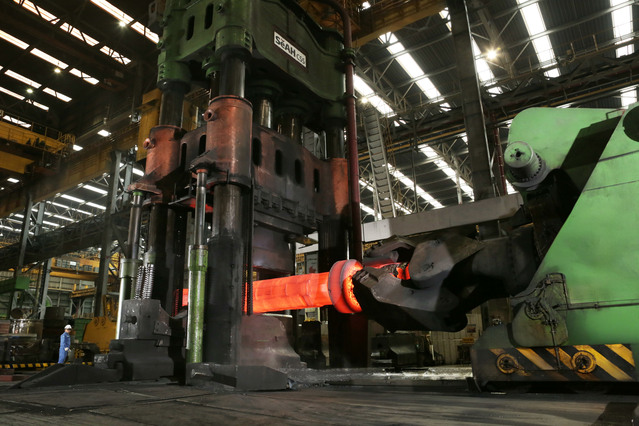 ▲ 단조 9000톤 프레스에서 특수강 소재 성형을 위한 작업이 진행되고 있다. ⓒ세아창원특수강