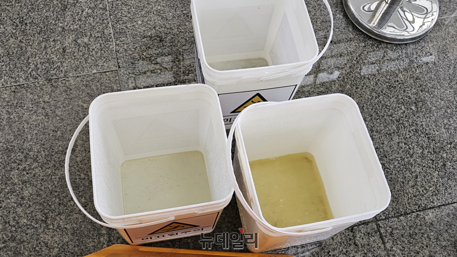 ▲ 비만 오면 누수현상으로 물 받침대를 설치해야 하는 오송역.ⓒ김정원 기자