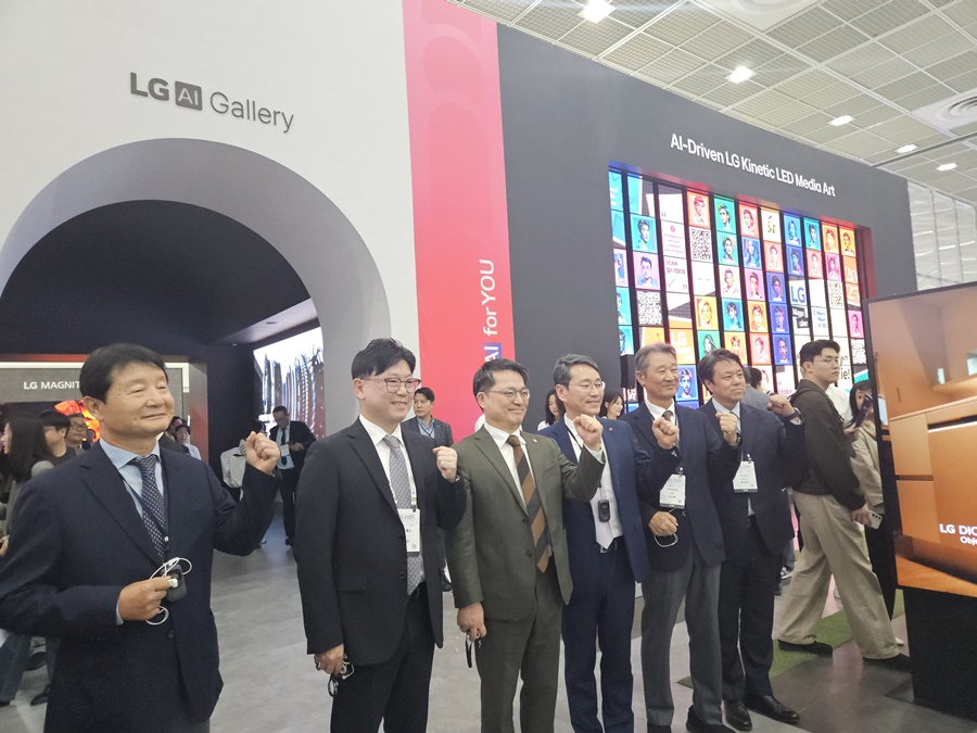 ▲ 조주완 LG전자 사장(가운데)과 용석우 삼성전자 VD 사업부장(사장)이 21일 서울 코엑스에서 열린 KES2025에서 부스를 둘러보고 있다.ⓒ윤아름 기자