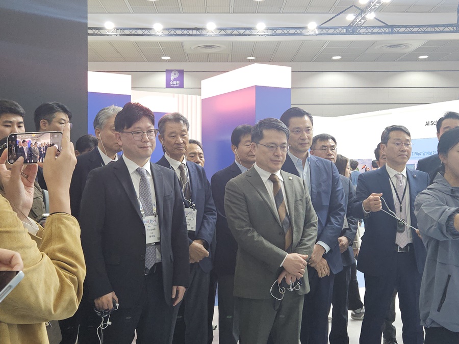 ▲ 조주완 LG전자 사장과 용석우 삼성전자 VD 사업부장(사장)이 21일 서울 코엑스에서 열린 KES2025에서 부스를 둘러보고 있다.ⓒ윤아름 기자