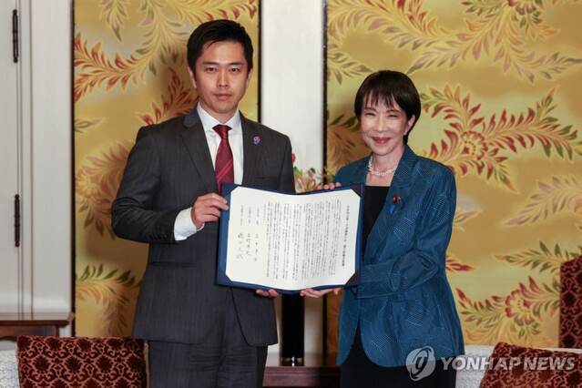 ▲ 다카이치 사나에 일본 자민당 총재(사진 오른쪽)와 제2야당 일본유신회 요시무라 히로후미 대표가 20일 연정 수립 합의문을 들고 있다. 출처=로이터ⓒ연합뉴스