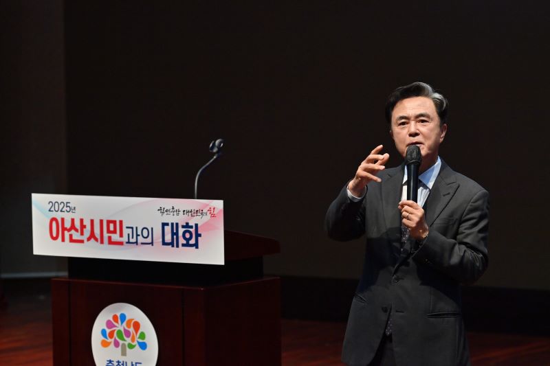▲ 민선8기 4년 차 시군 방문의 일환으로 아산시를 찾은 김태흠 지사가 시민들과 직접 소통하고 있다.ⓒ충남도