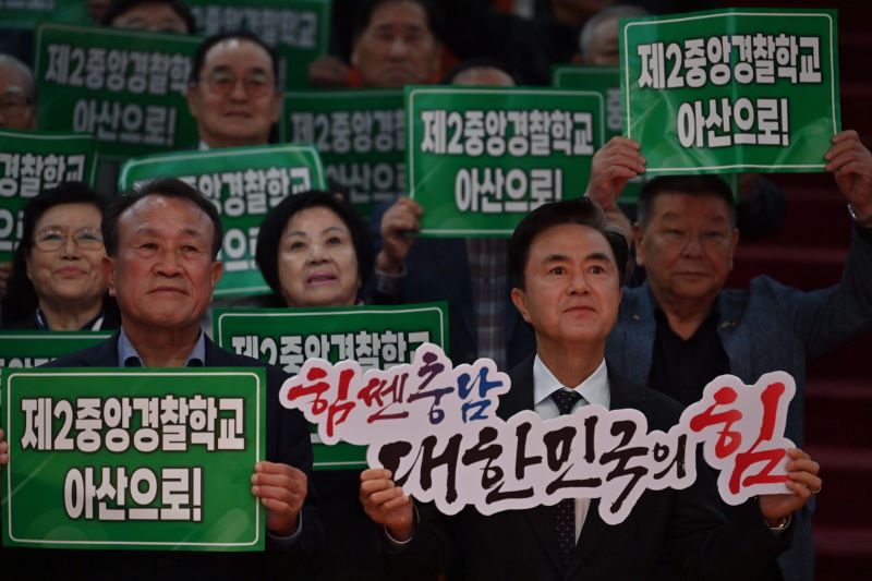 ▲ 민선8기 4년 차 시군 방문의 일환으로 아산시를 찾은 김태흠 지사가 시민들과 직접 소통하고 있다.ⓒ충남도