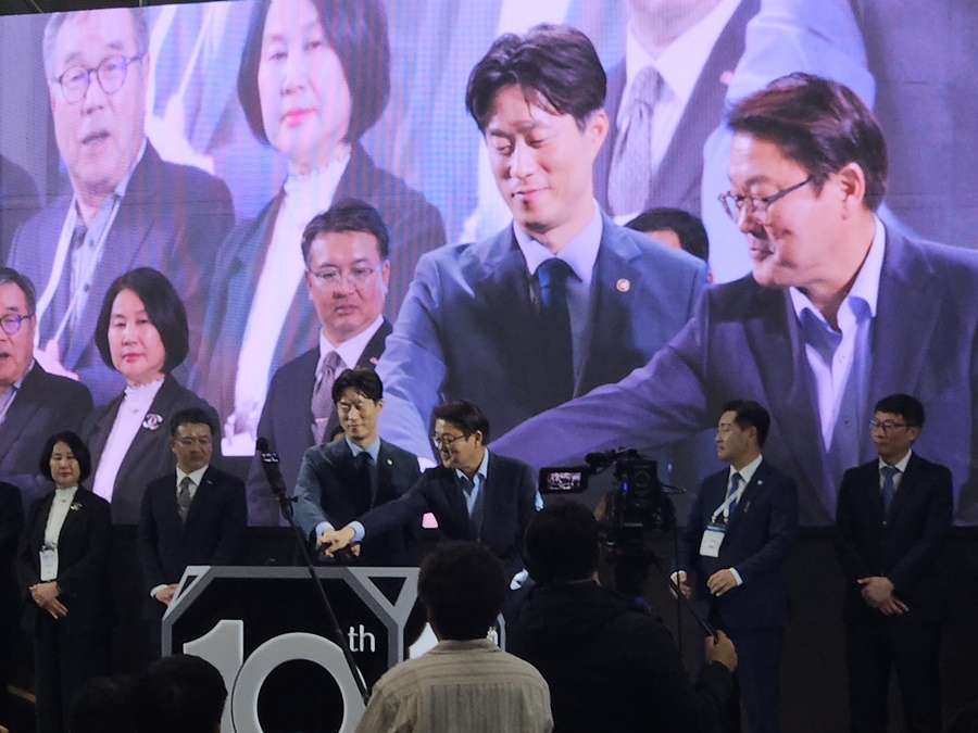 ▲ 박승희 삼성전자 CR담당 사장이 21일 서울 강남구 코엑스에서 열린 '스마트공장 10주년 기념행사'에서 기념 행사를 하고 있다.ⓒ윤아름 기자