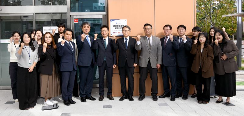 ▲ 백석대학교와 천안시청소년재단이 손잡고 ‘청소년 국제교류지원센터’ 개소를 한 뒤 참석자들이 기념촬영을 하고 있다.ⓒ백석대