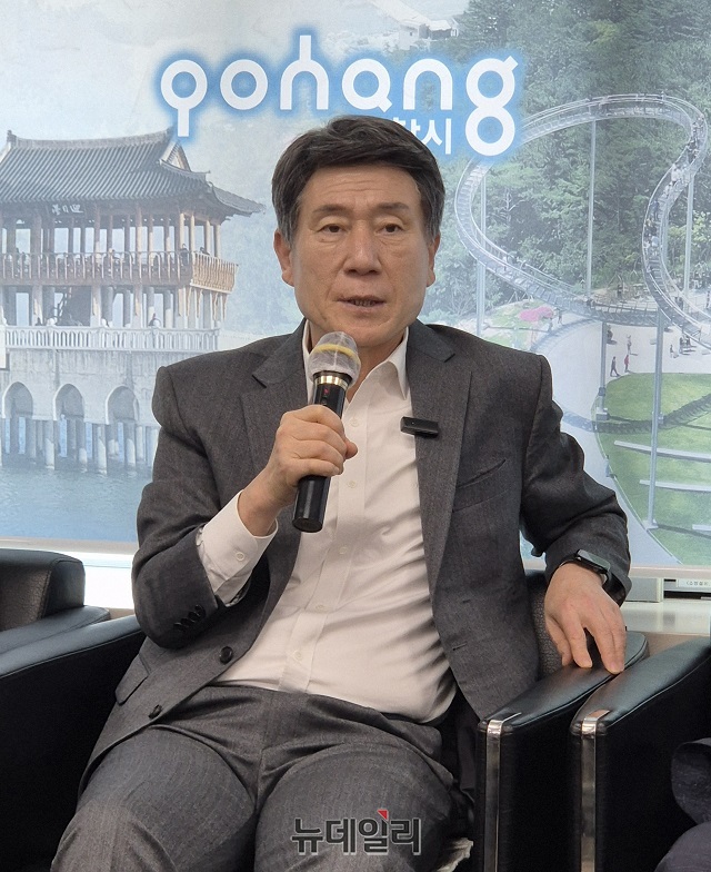 ▲ 이강덕 포항시장은 21일 시청 브리핑룸에서 영국·아이슬란드 방문 성과를 설명하고 있다.ⓒ뉴데일리