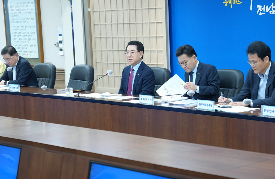 ▲ 김영록 전라남도지사가 21일 도청 서재필실에서 실국장 정책회의를 주재하고 도정 현안에 대해 논의하고 있다.ⓒ전라남도 제공