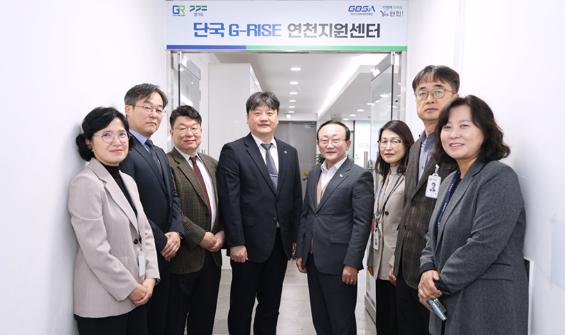 ▲ 단국G-RISE연천지원센터 현판식 단체 사진. 왼쪽부터 김금남 연천군농업기술센터 기술보급과장, 김중학 ㈜한미양행 이사, 정윤화 책임교수, 최형준 단국G-RISE사업부단장, 김덕현 연천군수, 이원희 연천군농업기술센터 소장, 이용원 연천군농업기술센터 농업개발과장, 이현주 연천군 경제교통과장.ⓒ단국대