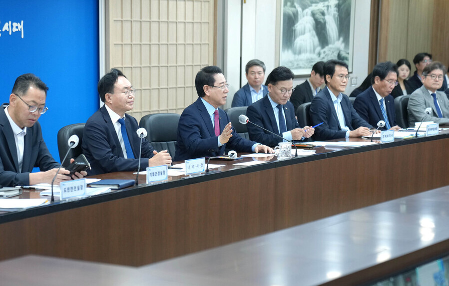 ▲ 김영록 전라남도지사가 21일 도청 서재필실에서 ‘인공태양 연구시설 유치 공모 회의’를 주재하고 있다.ⓒ전라남도 제공