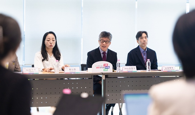 ▲ 김영기 평택교육지원청 교육국장이 21일 경기도교육청에서 열린 정책브리핑에 참석해 평택교육지원청의 '국제교류 공유학교'를 설명하고 있다. ⓒ경기도교육청 제공
