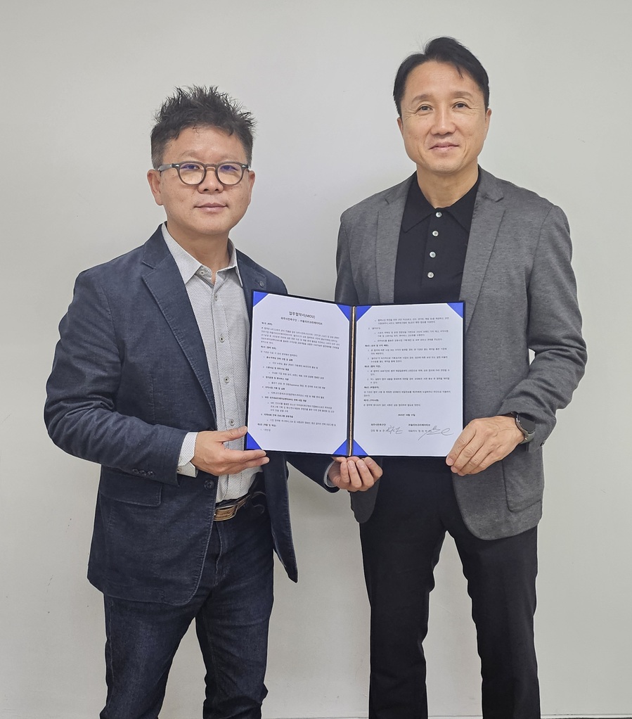 ▲ 파주시민축구단이 올리브크리에이티브와 구단 운영 전반에 대한 전문 자문 및 발전 협력 체계를 구축하는 파트너십 업무 협약(MOU)을 체결했다ⓒ올리브크리에이티브 제공