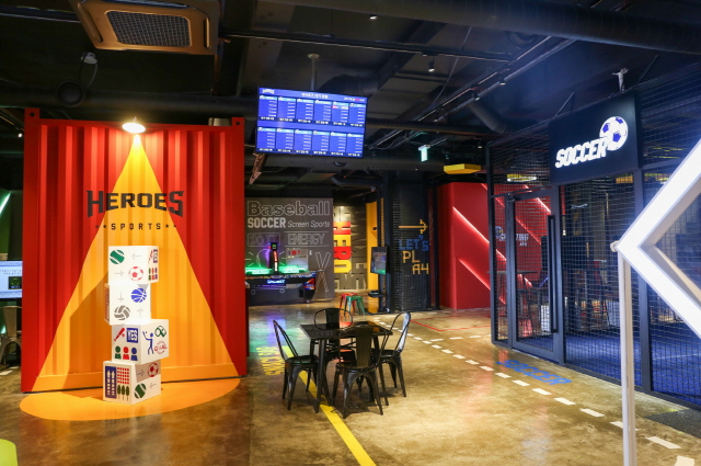 ▲ 스크린 스포츠를 체험할 수 있는 레전드 히어로즈 내부 전경ⓒDK아시아