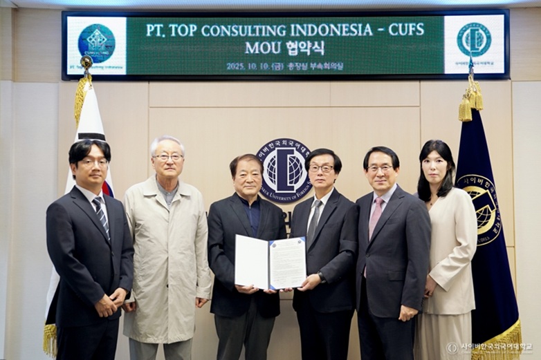 ▲ 사이버한국외대는 지난 10일 한-인니 협력 전문 컨설팅 법인 PT. TOP Consulting Indonesia와 MOU를 체결했다. 왼쪽부터 조민성 사이버한국외대 베트남·인도네시아학부 교수, 변해철 한국외대 명예교수, 송시한 PT. TOP Consulting Indonesia 회장, 김병철 사이버한국외대 총장직무대행, 원종민 사이버한국외대 글로벌교육원장, 최서연 사이버한국외대 기획처장.ⓒ사이버한국외대