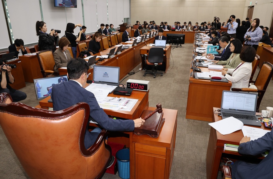 ▲ 서울 여의도 국회 보건복지위원회 전체회의에서 박주민 위원장이 의사봉을 두드리고 있다 ⓒ뉴시스