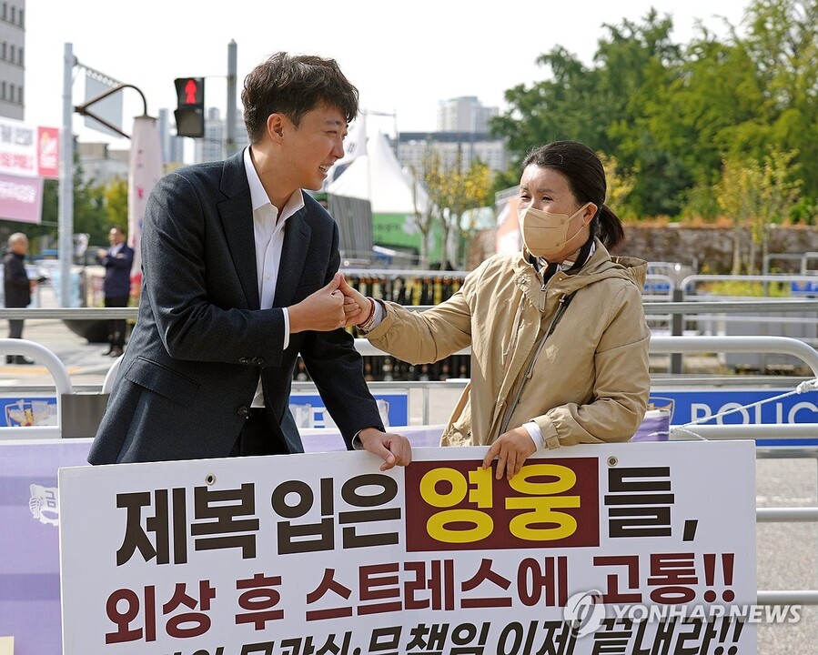 ▲ 개혁신당 이준석 대표가 21일 서울 국회 앞에서 1인 시위를 하고 있는 제2연평해전 전사자 고 한상국 상사의 아내 김한나 씨를 찾아 인사를 나누고 있다. ⓒ연합뉴스