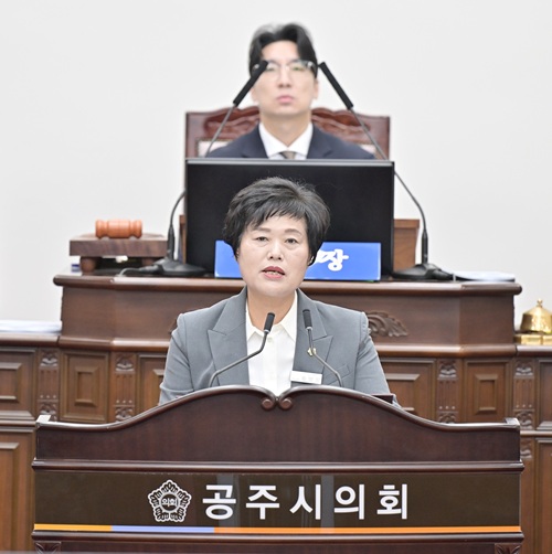 ▲ 공주시의회 송영월 의원이 21일 열린 제261회 공주시의회 임시회 본회의에서국립공주대와 충남대 통합 반대를 촉구하는 5분 발언을 하고 있다.ⓒ공주시의회