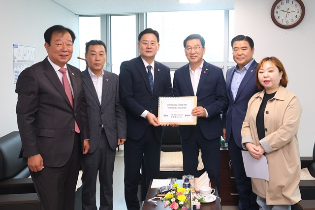 ▲ 최종현 경기도의회 더불어민주당 대표의원 이용호 경기도의회 국민의힘 총괄수석부대표 등이 21일 경기도청에서 국감을 준비 중인 신정훈 행정안전위원회 위원장을 만나 '지방의회법 제정 건의안'을 전달하고 있다. ⓒ경기도의회 제공