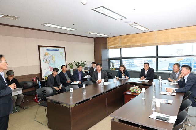 ▲ 포항시의회는 21일 오후 APEC 정상회의 성공 개최 지원을 위해 영일만항 국제크루즈 정박 시설 및 환경에 대한 현장점검을 실시했다.ⓒ포항시의회