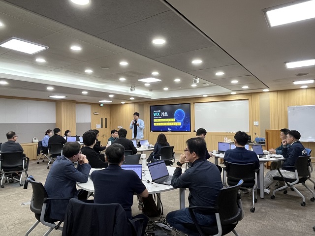 ▲ 포항제철소 협력사 QSS FT들이 ChatGPT 실습을 진행하고 있다.ⓒ포스코