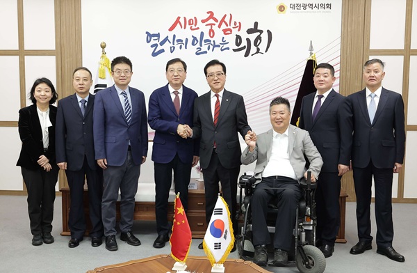▲ 조원휘 대전시의회 의장이 21일 중국 시안시 인민대표대회 상무위원회 쉐전후 부주임을 단장으로 한 대표단을 만나 양 도시 간 우호협력과 교류 확대 방안을 논의한 뒤 기념촬영을 하고 있다.ⓒ대전시의회