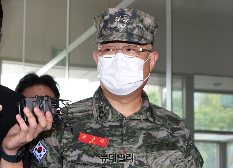 ▲ 최진규 전 해병대 1사단 11포병대대장이 8월 25일 오전 서울 서초구 한샘빌딩에 마련된 순직해병 특검 사무실에 조사를 위해 출석하고 있다. ⓒ서성진 기자