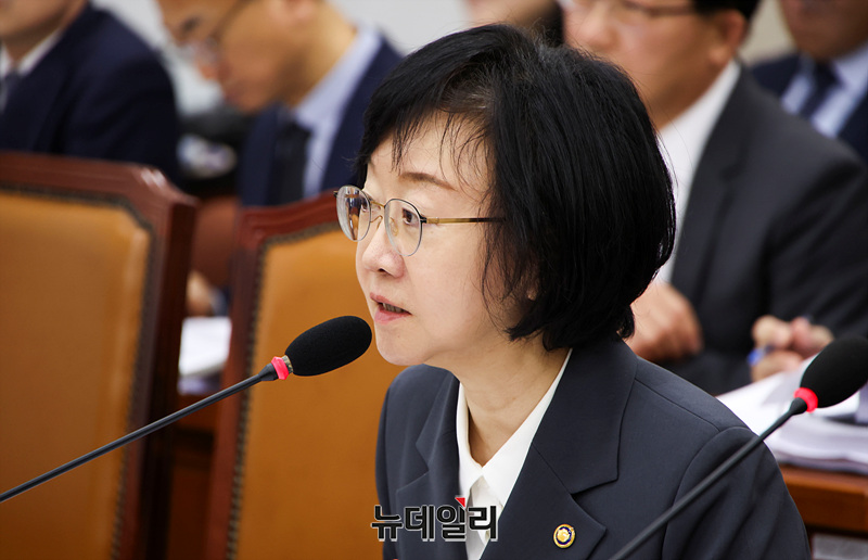 ▲ 오유경 식품의약품안전처장이 21일 오후 국회에서 열린 보건복지위원회 국정감사에서 의원들의 질의에 답하고 있다. ⓒ서성진 기자