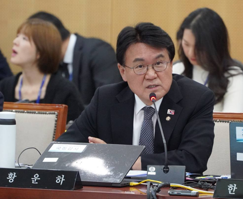 ▲ 국회 국토교통위원회 소속 황운하 의원이 21일 오전 국정감사에서 철도국장을 상대로 충청권 광역급행철도(CTX) 사업 추진과 관련해 질의하고 있다.ⓒ황운하 의원 사무실