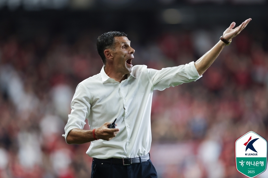 ▲ SNS에 심판 판정을 비판한 포옛 전북 감독이 제재금 300만원 징계를 받았다.ⓒ한국프로축구연맹 제공