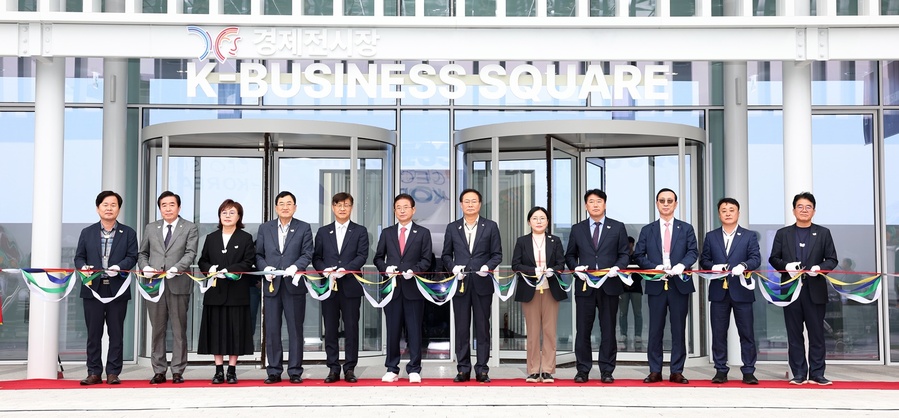 ▲ 엑스포공원 내 마련된 ‘2025 APEC 경제 전시장’개관식에는 이철우 지사를 비롯해, 주낙영 경주시장, 박몽룡, 이상걸 APEC 범시도민지원협의회 공동회장, 이정훈 코트라 부사장 등이 참석해 테이프 커팅과 전시관 투어를 함께했다.ⓒ경북도