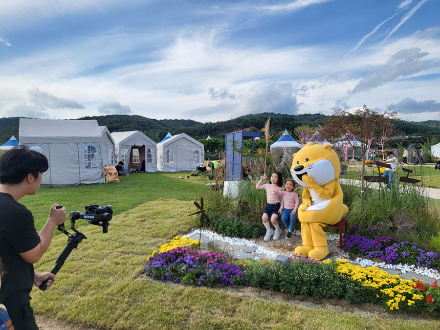 ▲ 행사장 곳곳에는 코스모스 단지, 물억새, 국화 조형작품, 대형 포토존, 테마 플랜트 정원 등을 조성해 깊어가는 가을 정취를 더한다(2024 대구정원박람회 사진).ⓒ대구시