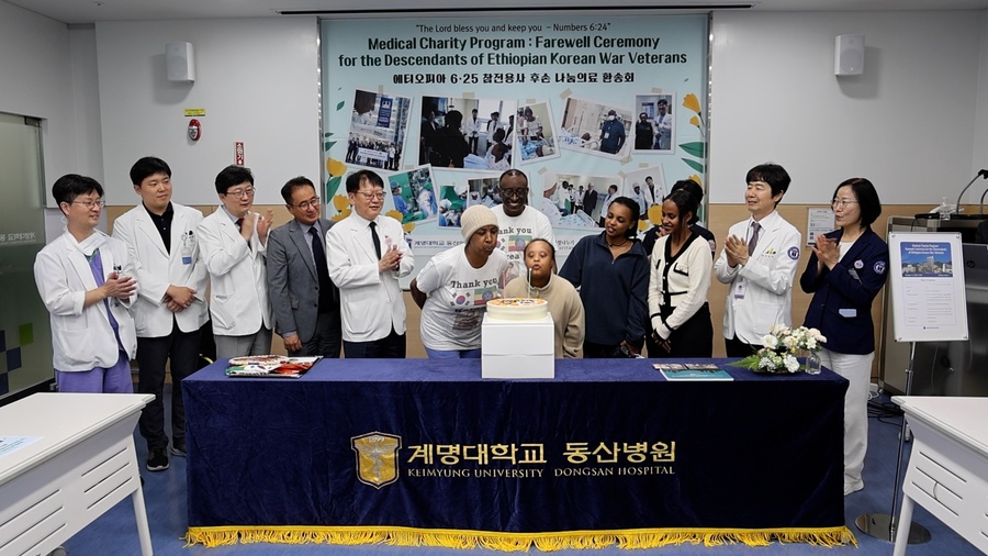 ▲ 계명대학교 동산의료원(의료원장 조치흠)이 지난 15일 ‘에티오피아 6·25전쟁 참전용산의료원사 후손 나눔의료 환송회’를 열었다(축하 케이크를 불고 있는 미헤렛(좌)과 아르세마(우).ⓒ계명대 동산의료원