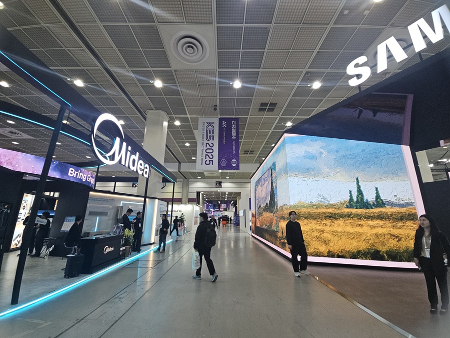 ▲ 21일부터 서울 코엑스에서 열린 KES2025에서 중국 마이디어 부스와 삼성전자 부스가 마주보고 있는 모습ⓒ윤아름 기자