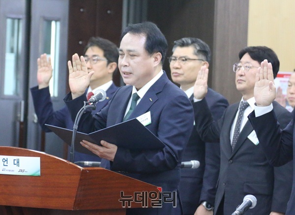 ▲ 국회 국토교통위원회가 21일 코레일과 한국철도시설공단에 대한 국정감사에서 정정래 코레일 사장 직무대행이 기관을 대표해서 국정감사 증인 선서를 하고 있다. 코레일은 이날 다원시스와 2000억 원규모의 추가 계약과 관련해 특혜 논란, 철도차량 노후화 등 질타를 받았다.ⓒ이길표 기자